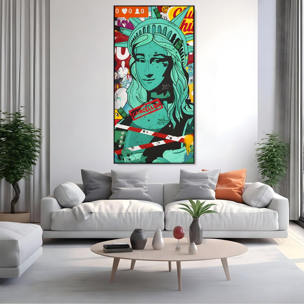 Tablou canvas cu tablou canvas cu statuia libertatii in stil grafitti, in rama de aluminiu negru, pe perete intr-un living